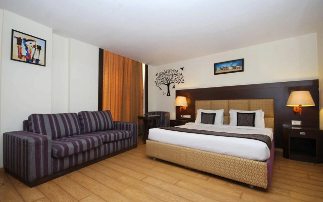 OYO 316 Hotel Brigade Royale