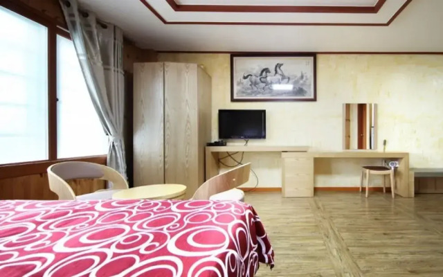 Seogwipo Hyeongjebawibada Pension