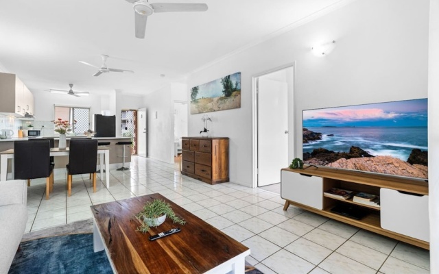 Bright Cozy Apartment Central - Modern – Guest Rooms – Bagot