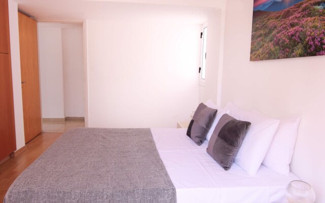 Phaedrus Living: Beachfront Villa Thalassa