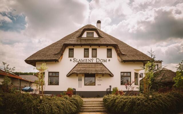 Hotel Slamený dom