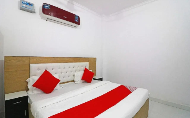 Red Carmine by OYO Rooms