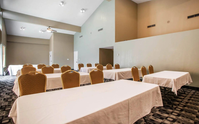 Rodeway Inn & Suites Milwaukee Airport