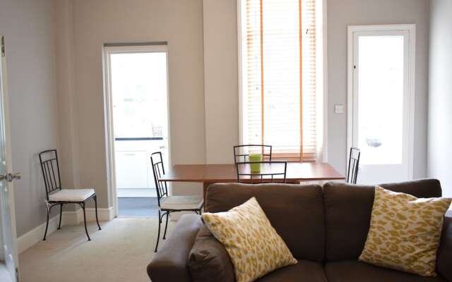2 Bedroom Apartment With Balcony in Earls Court