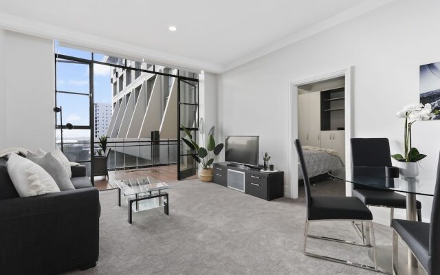 Renovated Apt with huge deck & car park