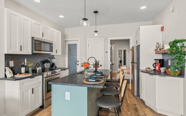 Passyunk Square Spacious 1BR - Huge Deck