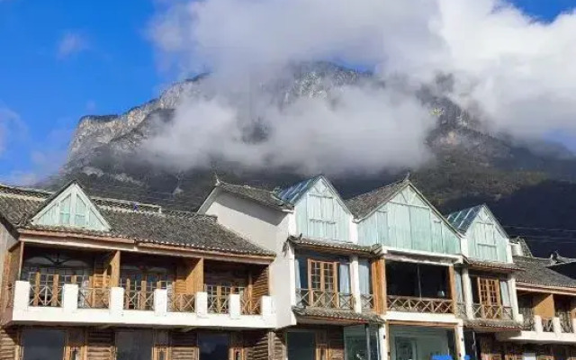 Cloud Chaser's Starry Lake Retreat (Luguhu Nise Pier)