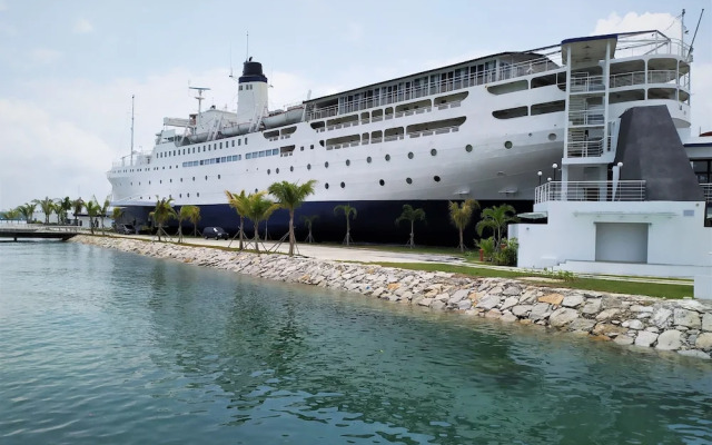 Doulos Phos The Ship Hotel