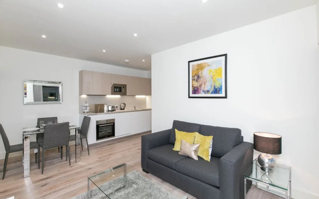 Deluxe Heathrow Apartments & Parking