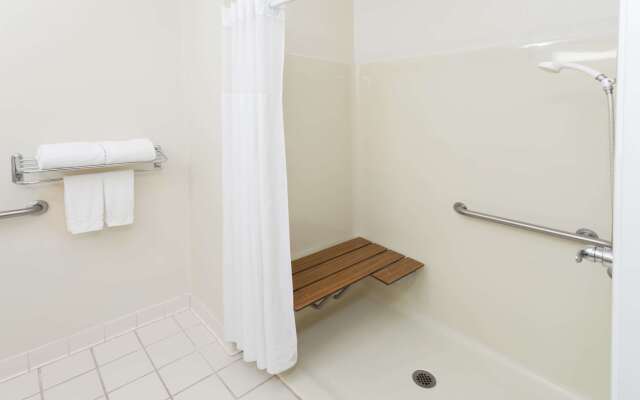 Super 8 by Wyndham Huntington