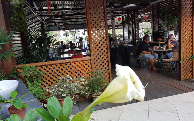 D'Feringghi Haus Hotel & Restaurant