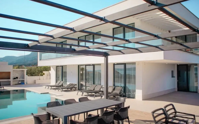 Sunset Serenity Villa With Pool, Gym and Sauna