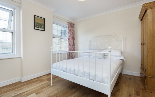 Veeve - 3 bed flat with parking, Walford Road, Stoke Newington