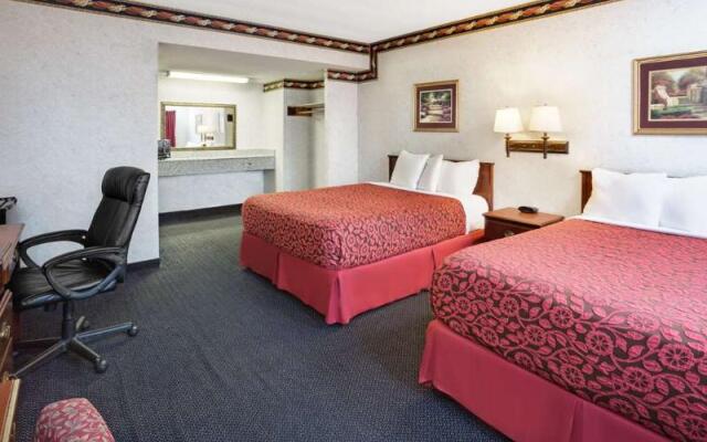 Days Inn By Wyndham Costa Mesa Newport Beach