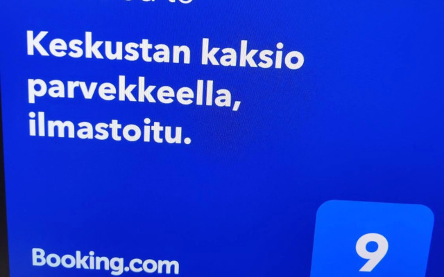Keskustan kaksio parvekkeella, ilmastoitu.