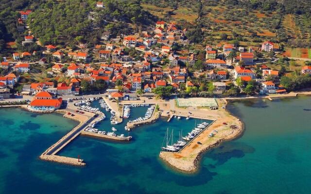 Sea View Apartment Serene, Sleeps 7