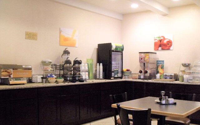 Clarion Pointe Winslow I-40