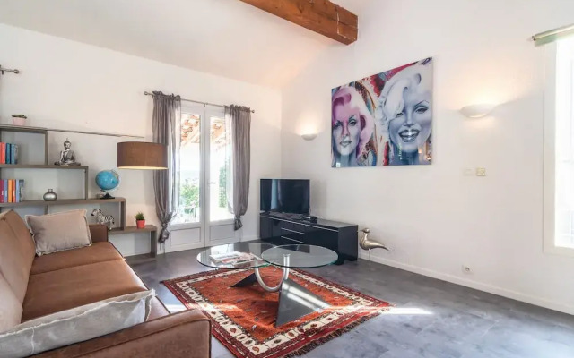 Lavish Villa in Pouzols-Minervois with Jacuzzi