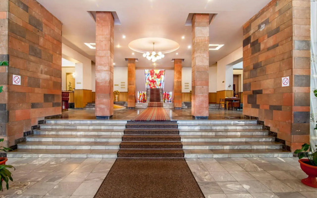 Zhovtneviy Hotel