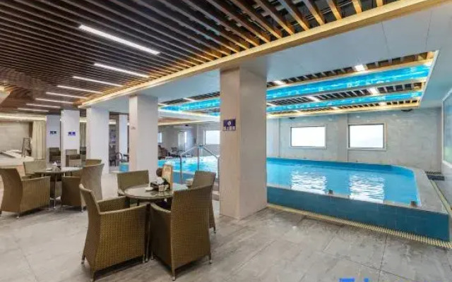 Ruixiang Hotel (Wuchuan New World Plaza Branch)