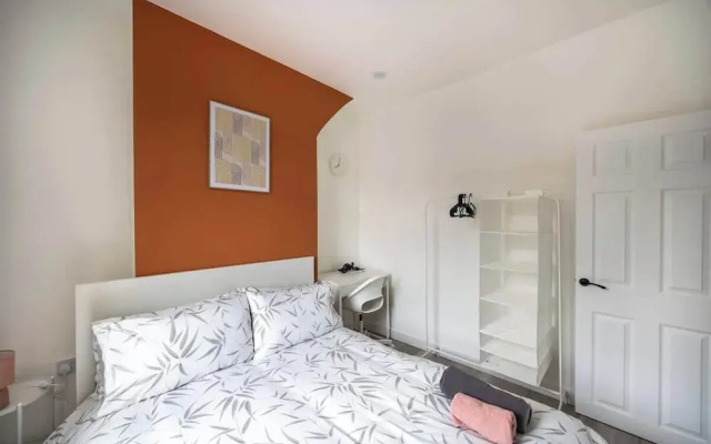 3bedroom 2 Bathroom House-free Parking 5 Beds