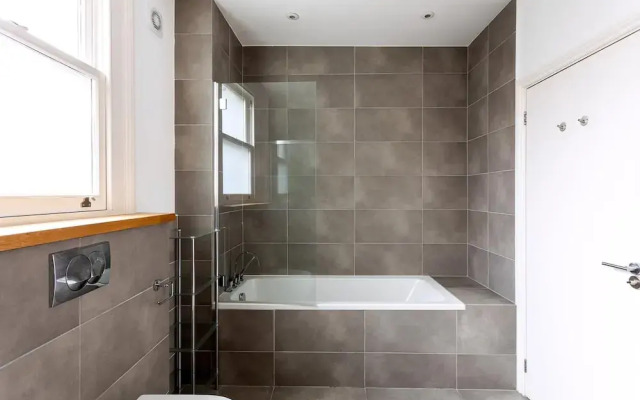 Spacious Apartment Near Portobello Road