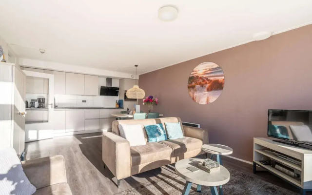 4-person Apartment With Island View