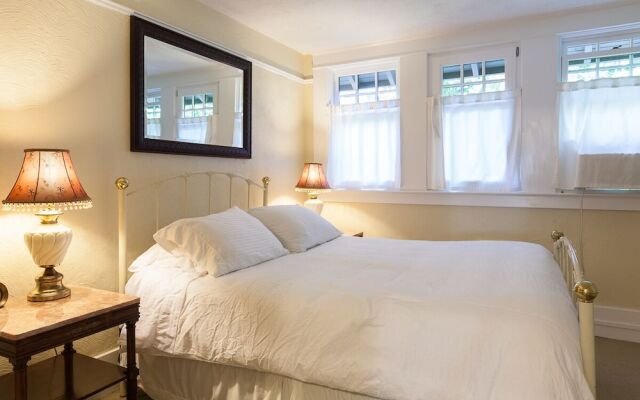 Cascade Chic 3 Bedroom Home by RedAwning