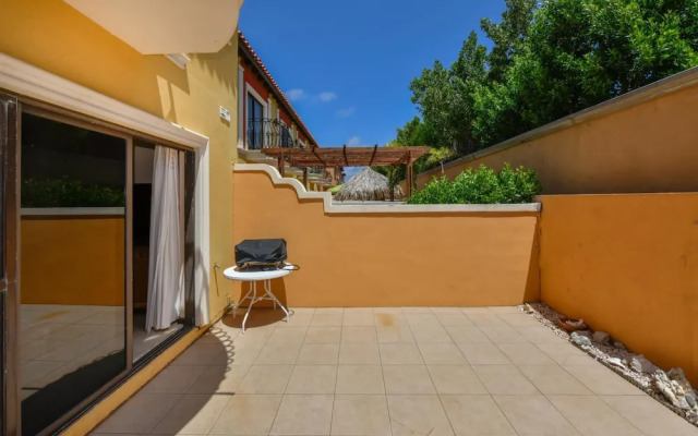 Gated Community 2br3ba Gold Coast Pools GYM