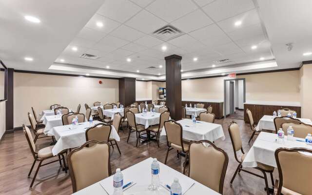Ramada by Wyndham Niagara Falls Near the Falls