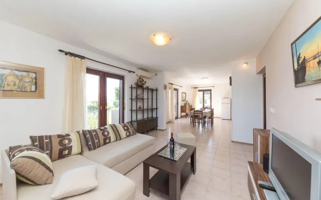 Awesome Home in Okrug Donji With Wifi and 5 Bedrooms