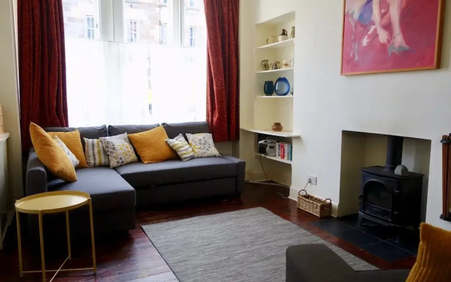 Spacious 2 Bedroom Home In Leith