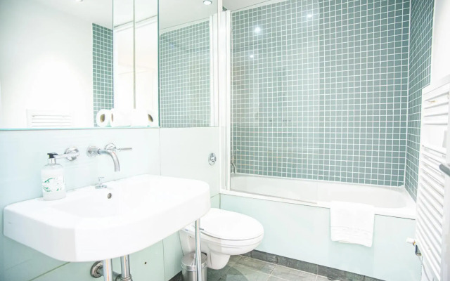 Spacious One Bed Apartment w Balcony in Farringdon
