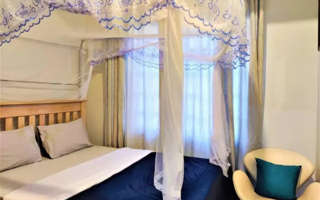 2-bedroom (queen beds) condo near Acacia Mall