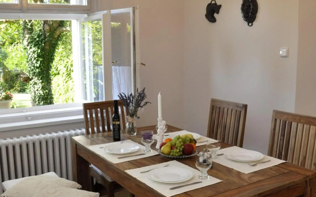 Atmospheric Quiet Apartment