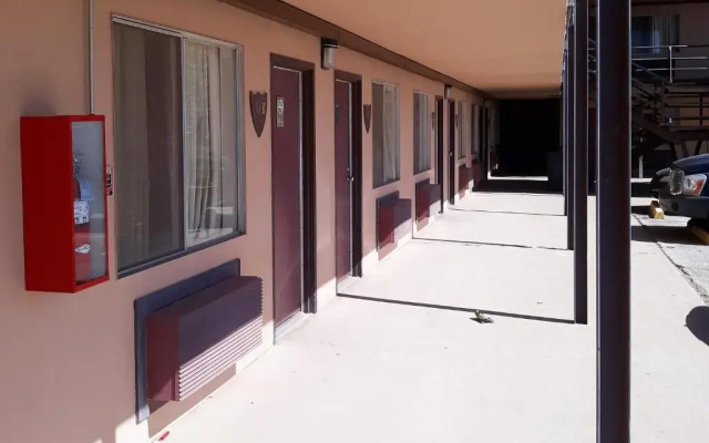 OYO Hotel Kings at Clovis