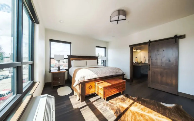 Downtown Penthouse Condo For 4!