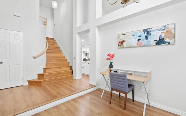 Spacious Retreat Near Iconic LA Sights
