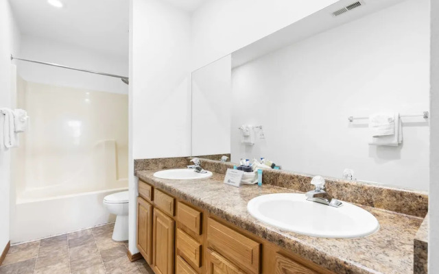 Scenic Lakeview Stay for 5!