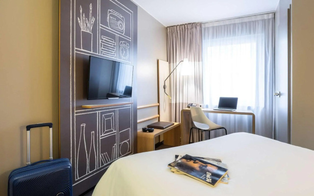 MOXY London Heathrow Airport