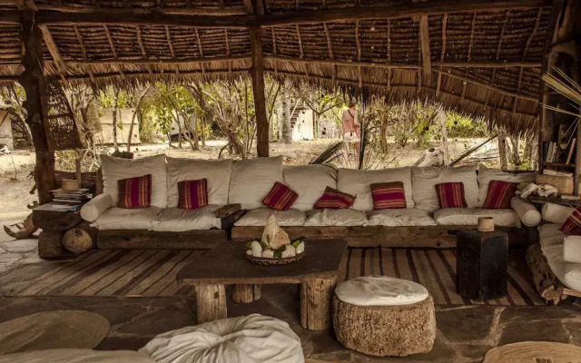 H12 Delta Dunes Lodge