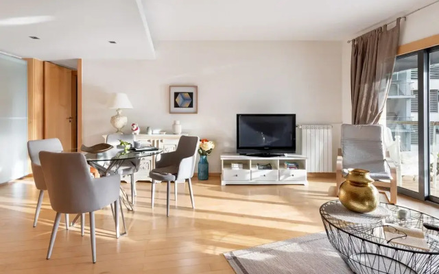ALTIDO Superb Apt w/Terrace Pool & Spa in Cascais