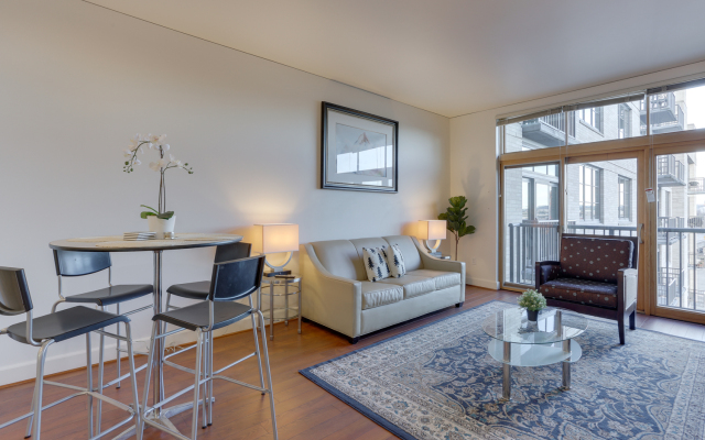 Bright Recently Upgraded Apt – Downtown Location