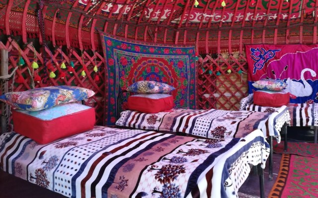 Юртовый лагерь Azamat на озере Сонкёль