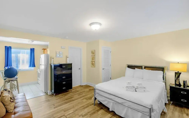 Oak Shores Studio 13