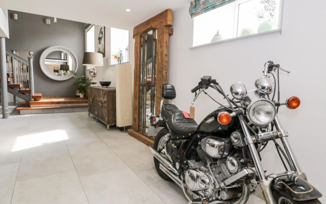 Capel Mawr, Basement 19