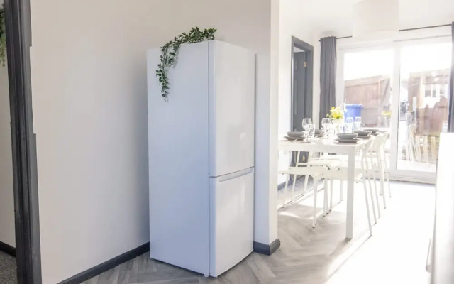 Modern 3 Bed House-free Parking