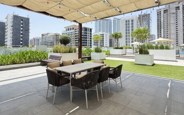 Tranquil 1BR Escape With Pool View in Meydan