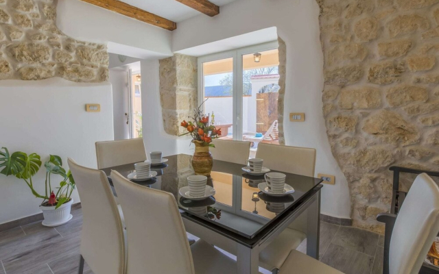 Lovely Holiday House With Private Swimming Pool & Terrace