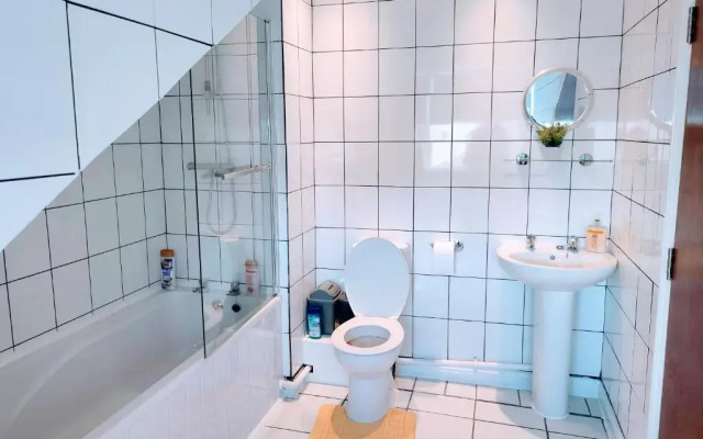 Crystal Suite 4 - private parking - metro